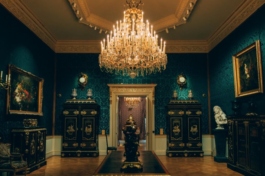 Luxurious vintage room featuring an ornate chandelier and classic furnishings in a Lisbon palace.