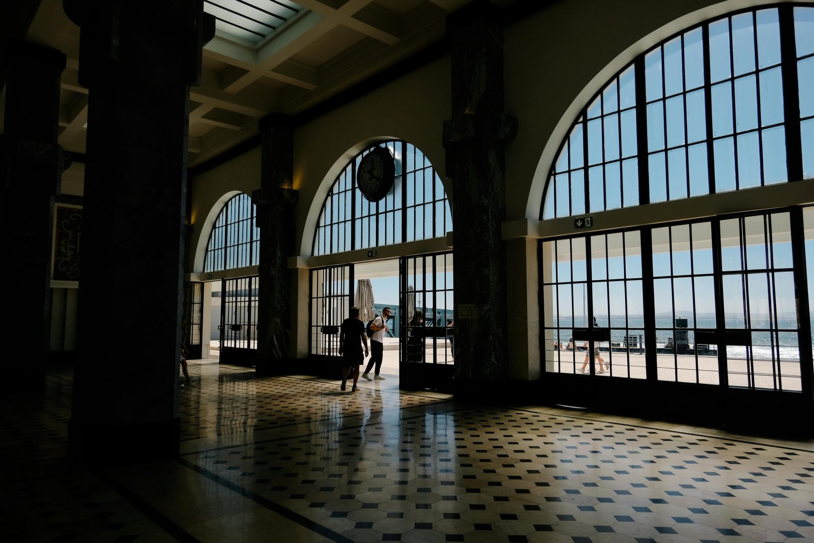 Luxury boutique board retreat in a historic Lisbon hall with 2026 event technology.